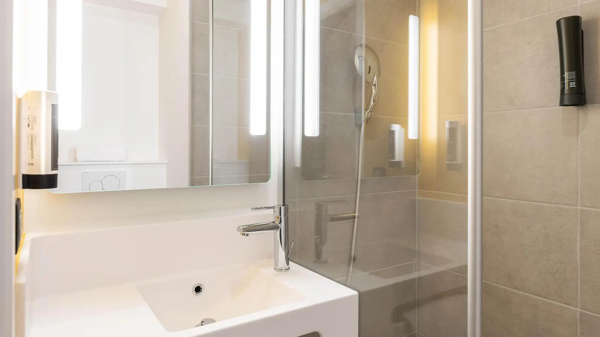 **  B&B Hotel Massieux Genay Frankreich
